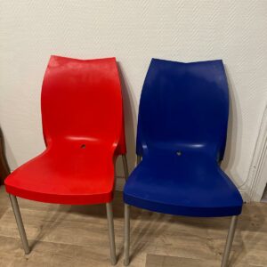 Paire de chaises en plastique