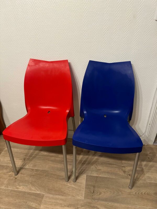 Paire de chaises en plastique