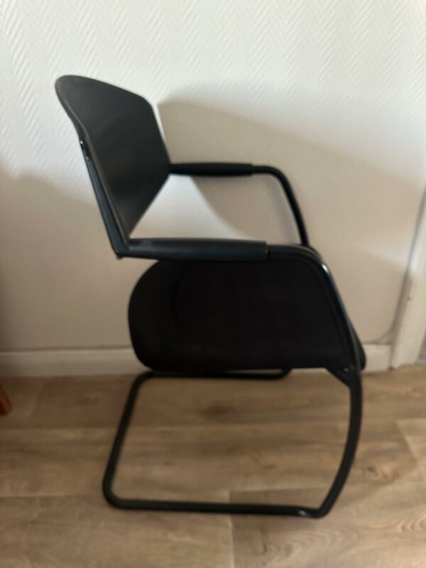 Chaise empilable Giroflex – Image 2