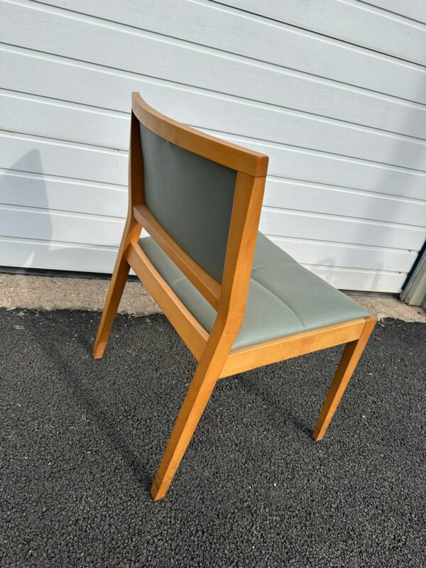 Chaise vintage de qualité – Image 3