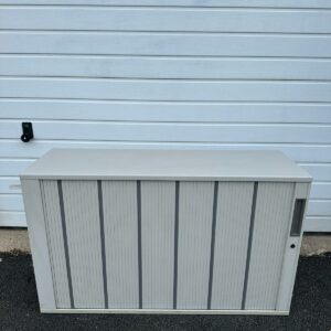 Moyenne armoire à rideaux