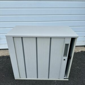 Petite armoire à rideaux