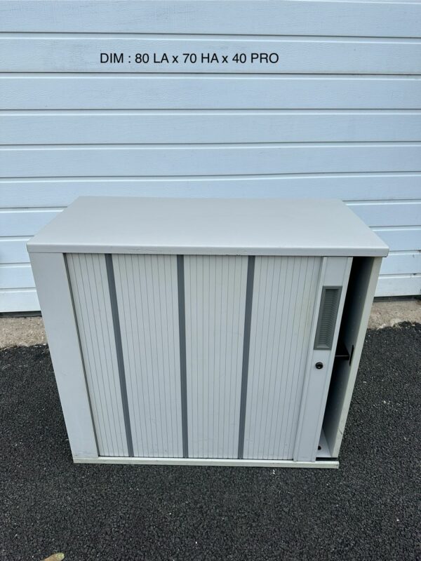 Petite armoire à rideaux