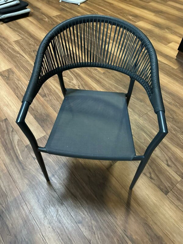 Chaise en rotin avec accoudoir