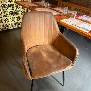 Jolie chaise design avec accoudoir