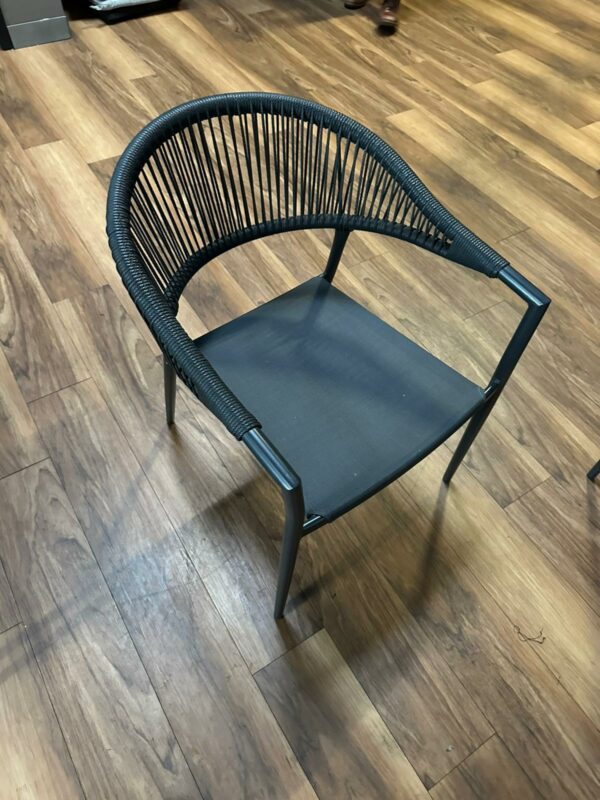 Chaise en rotin avec accoudoir – Image 2