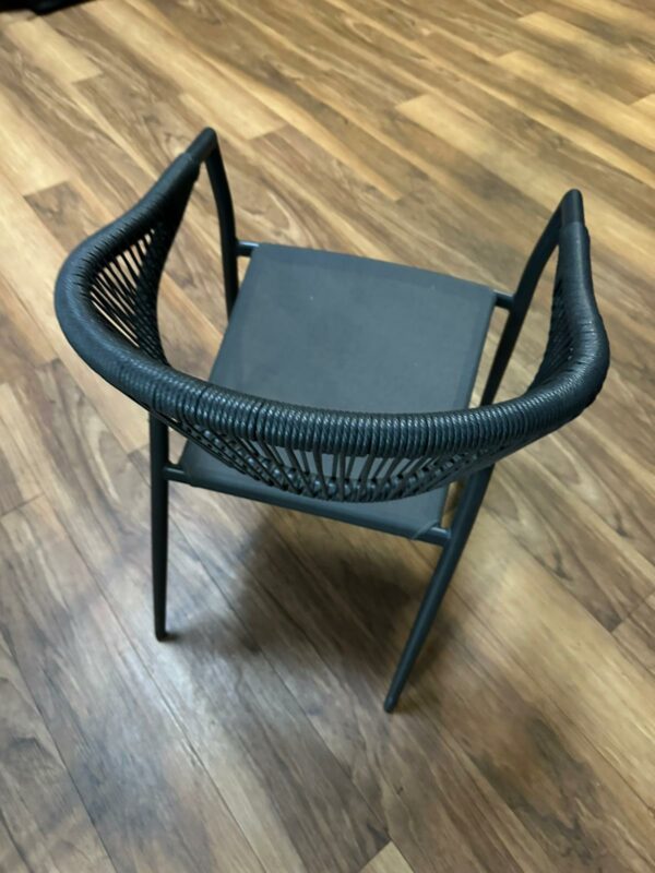 Chaise en rotin avec accoudoir – Image 3