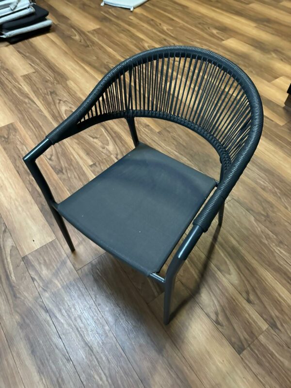 Chaise en rotin avec accoudoir – Image 4
