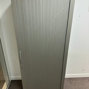 Grande armoire à rideaux