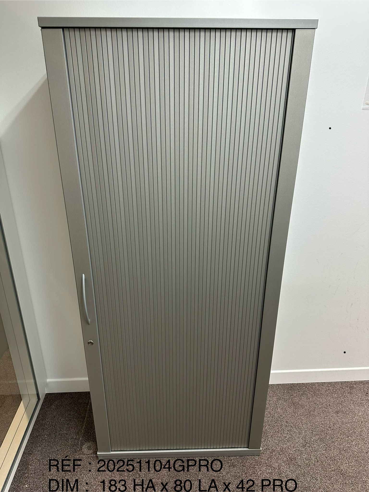 Grande armoire à rideaux