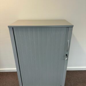 Moyenne armoire à rideaux