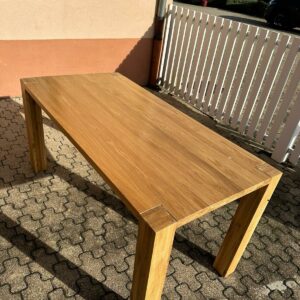 Grande table en bois massif