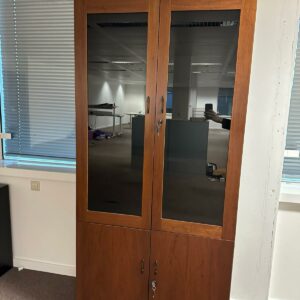 Belle armoire en bois vitrée