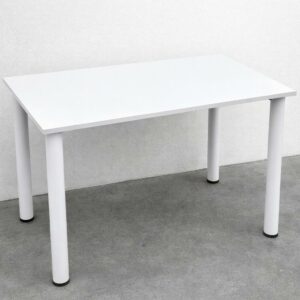 Table rectangulaire blanche de qualité avec pieds métal robustes