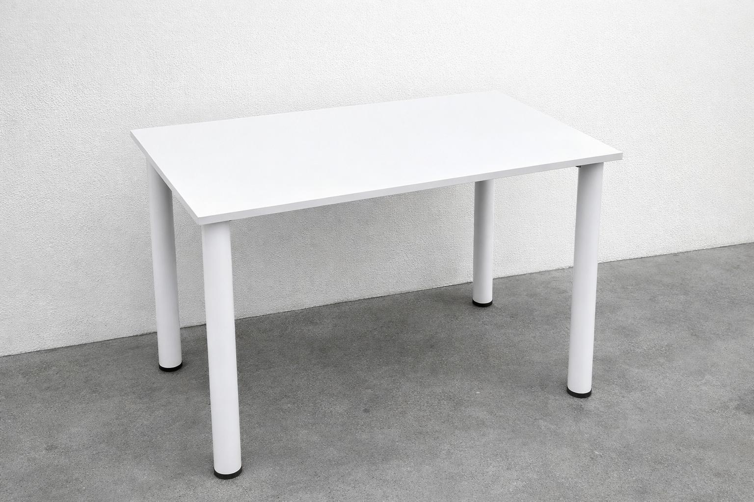 Table rectangulaire blanche de qualité avec pieds métal robustes