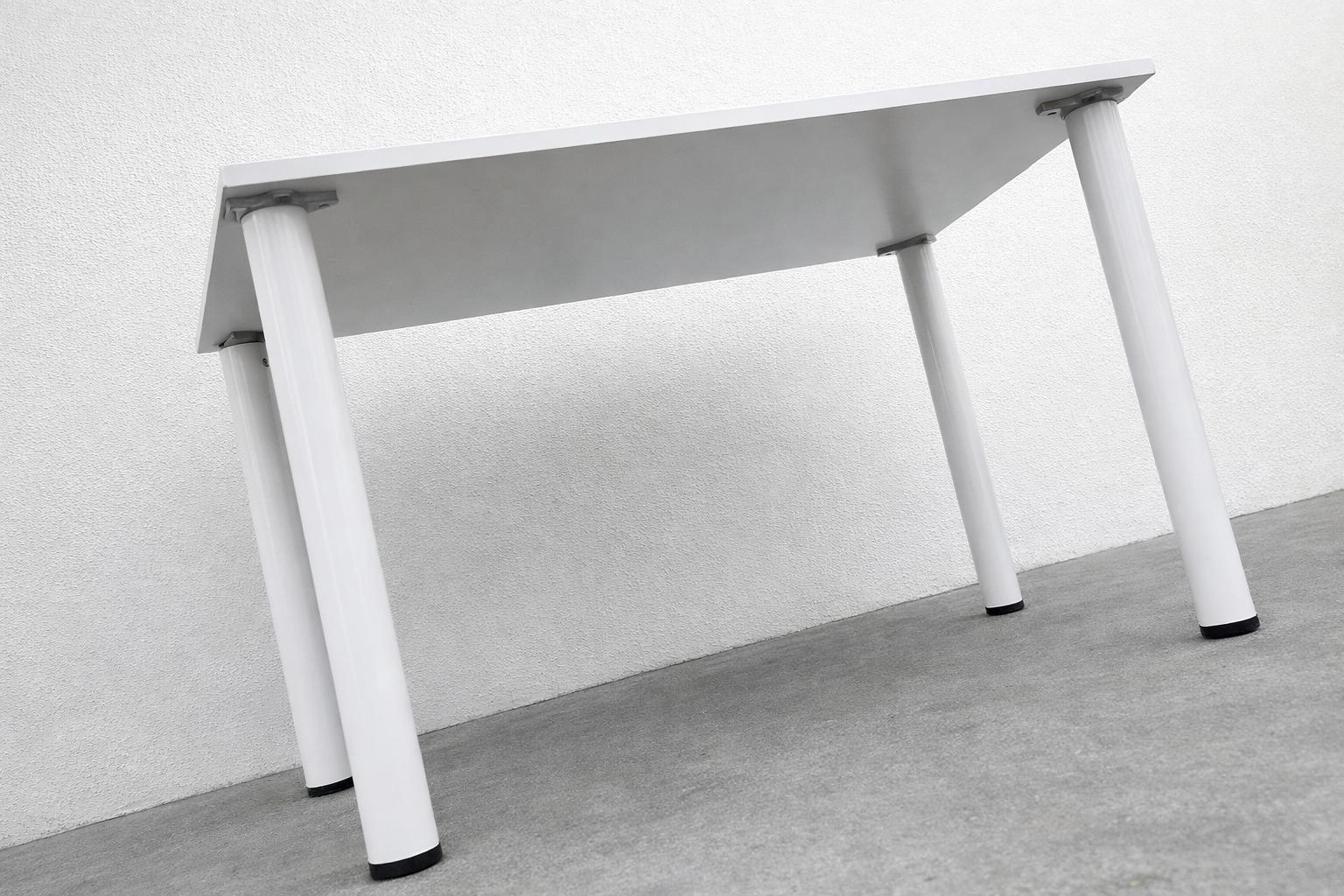 Table rectangulaire blanche de qualité avec pieds métal robustes – Image 2