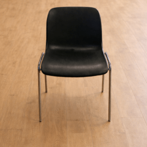 Chaise coque avec pieds métal – empilable (PLUSIEURS COLORIS)