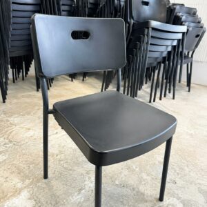 Chaise noir empilable