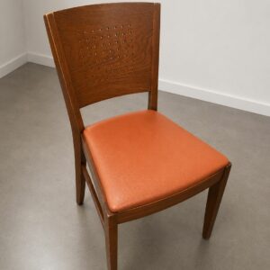 Chaise en bois avec assise rembourrée