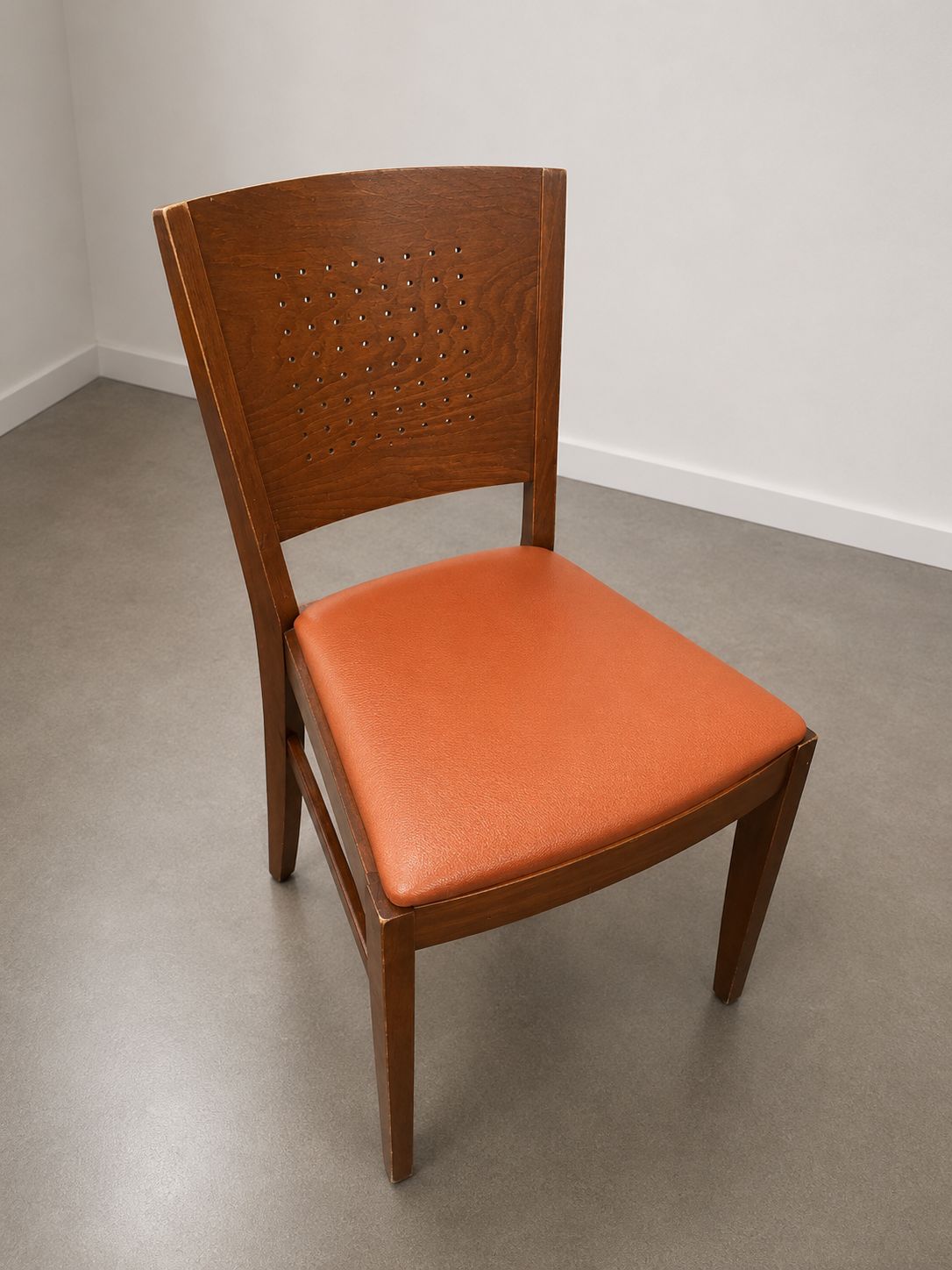 Chaise en bois avec assise rembourrée
