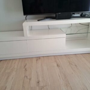 Meuble TV design laqué blanc avec tiroirs et étagère en verre