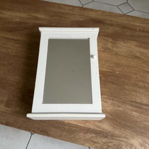 Boîte à clés murale avec miroir