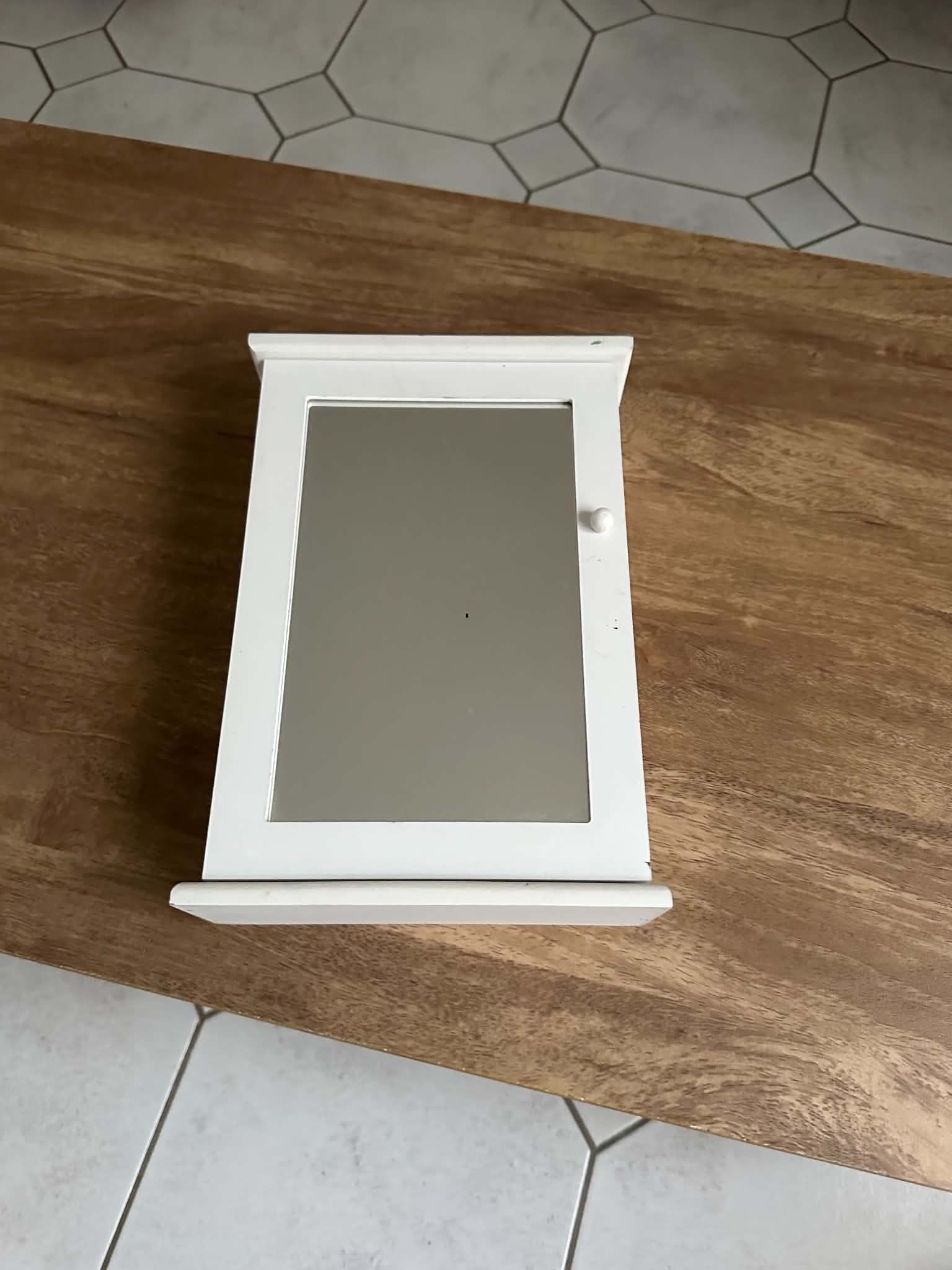 Boîte à clés murale avec miroir