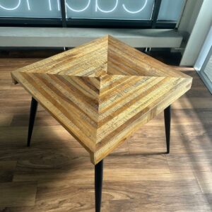 Magnifique table carré en bois (GROS STOCK)