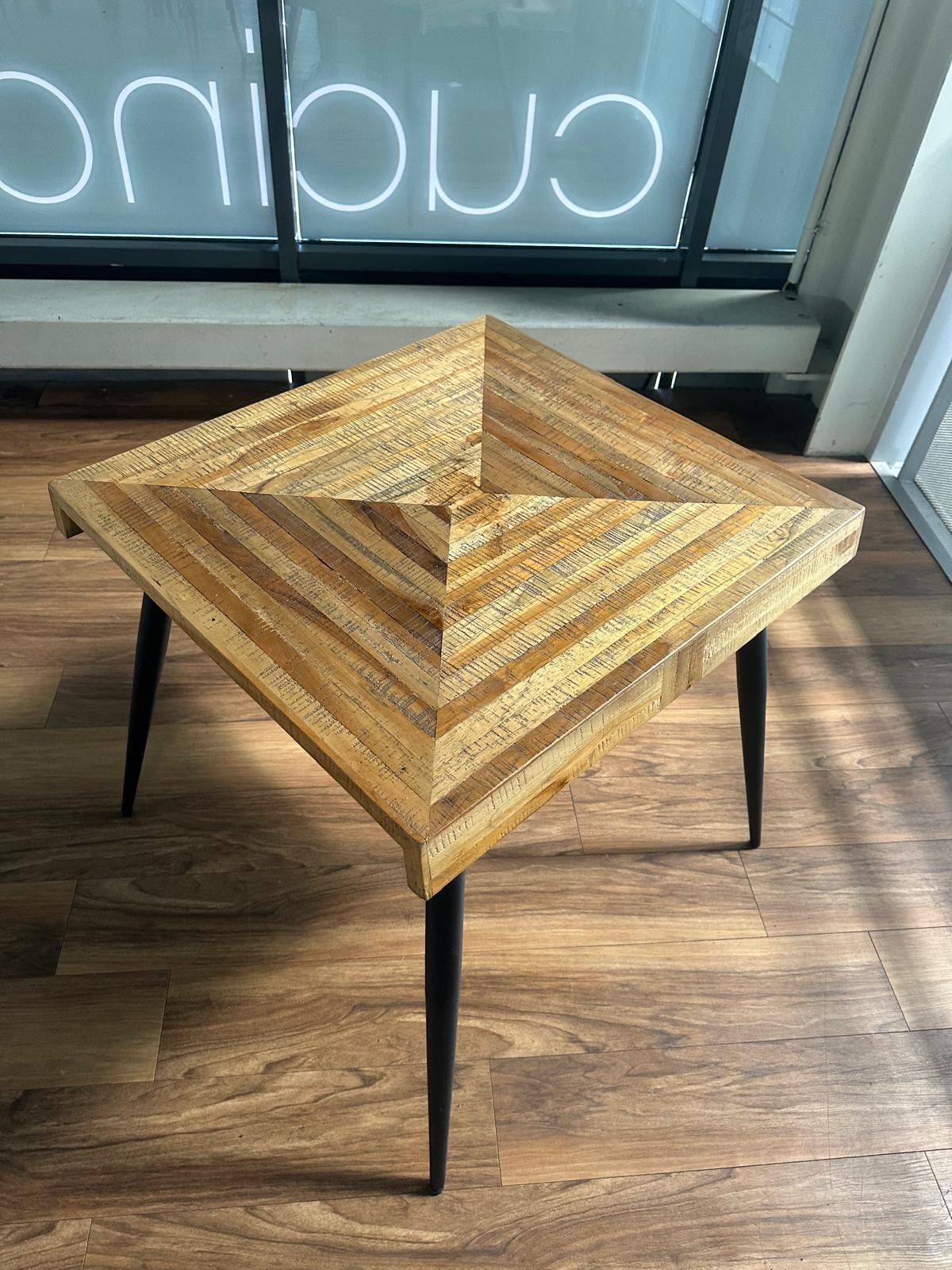 Magnifique table carré en bois (GROS STOCK)