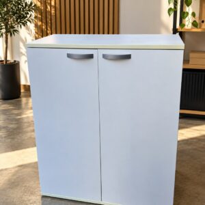 Armoire mi-haute avec étagères