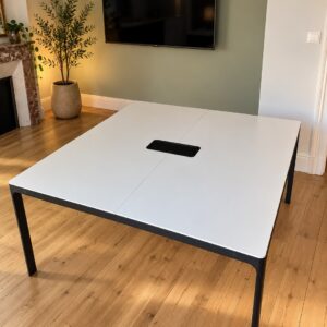 Belle table de réunion avec passe câble