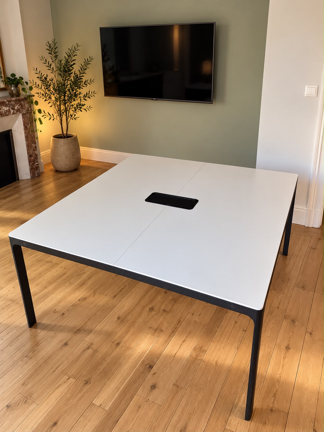 Belle table de réunion avec passe câble