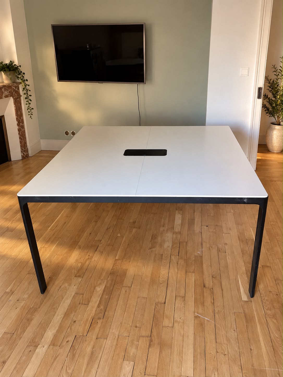 Belle table de réunion avec passe câble – Image 2