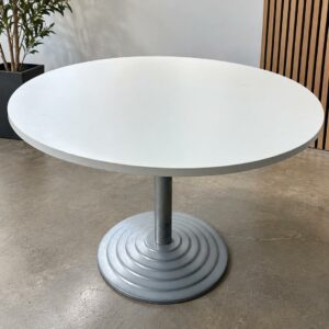 Table ronde avec piétement métallique
