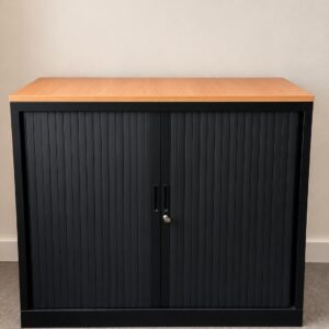 Amoire de rangement à rideaux avec clefs
